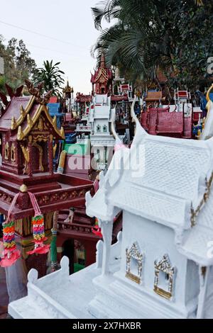 Thailandia, Ayutthaya, questi templi votivi in miniatura sono lasciati in questo luogo sacro dai thailandesi in memoria dei loro parenti morti Foto Stock