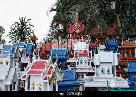 Thailandia, Ayutthaya, questi templi votivi in miniatura sono lasciati in questo luogo sacro dai thailandesi in memoria dei loro parenti morti Foto Stock