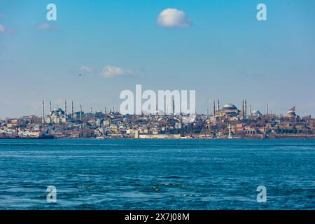 Vista di Istanbul dal quartiere di Kadikoy. Penisola storica di Istanbul. Moschee di Hagia Sophia e sultanahmet. Foto Stock