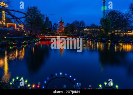 COPENAGHEN, DANIMARCA - 15 APRILE 2024: I Giardini di Tivoli a Copenaghen sono il secondo parco divertimenti più antico del mondo, risalente al XIX secolo Foto Stock