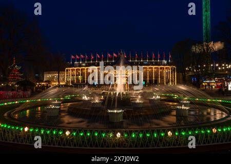 COPENAGHEN, DANIMARCA - 15 APRILE 2024: I Giardini di Tivoli a Copenaghen sono il secondo parco divertimenti più antico del mondo, risalente al XIX secolo Foto Stock