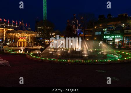 COPENAGHEN, DANIMARCA - 15 APRILE 2024: I Giardini di Tivoli a Copenaghen sono il secondo parco divertimenti più antico del mondo, risalente al XIX secolo Foto Stock