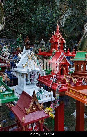 Thailandia, Ayutthaya, questi templi votivi in miniatura sono lasciati in questo luogo sacro dai thailandesi in memoria dei loro parenti morti Foto Stock