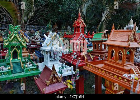 Thailandia, Ayutthaya, questi templi votivi in miniatura sono lasciati in questo luogo sacro dai thailandesi in memoria dei loro parenti morti Foto Stock