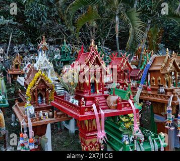 Thailandia, Ayutthaya, questi templi votivi in miniatura sono lasciati in questo luogo sacro dai thailandesi in memoria dei loro parenti morti Foto Stock