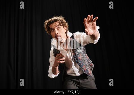 Un uomo in camicia bianca e cravatta si allunga le mani con grazia. Foto Stock