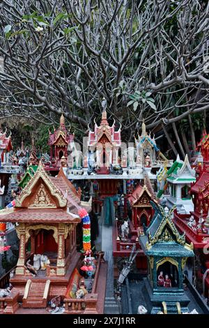 Thailandia, Ayutthaya, questi templi votivi in miniatura sono lasciati in questo luogo sacro dai thailandesi in memoria dei loro parenti morti Foto Stock