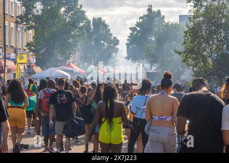 NOTTING HILL, LONDRA, INGHILTERRA - 28 agosto 2023: Persone che si godono il Carnevale di Notting Hill nel 2023 Foto Stock