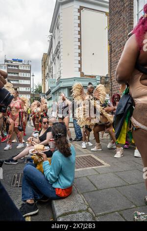 NOTTING HILL, LONDRA, INGHILTERRA - 28 agosto 2023: People in the Streets al Notting Hill Carnival nel 2023 Foto Stock