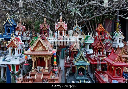 Thailandia, Ayutthaya, questi templi votivi in miniatura sono lasciati in questo luogo sacro dai thailandesi in memoria dei loro parenti morti Foto Stock