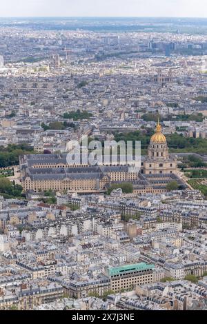 Parigi, Francia, 18 aprile 2024: Una vista di Parigi dalla cima della Torre Eiffel Foto Stock