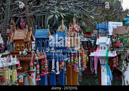 Thailandia, Ayutthaya, questi templi votivi in miniatura sono lasciati in questo luogo sacro dai thailandesi in memoria dei loro parenti morti Foto Stock