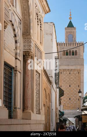 Tunisi, Tunisia. 4 maggio 2024 dettaglio architettonico del minareto della Moschea al-Zaytuna, una moschea importante al centro della Medina di Tunisi, parte del Foto Stock