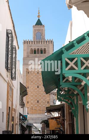 Tunisi, Tunisia. 4 maggio 2024 dettaglio architettonico del minareto della Moschea al-Zaytuna, una moschea importante al centro della Medina di Tunisi, parte del Foto Stock