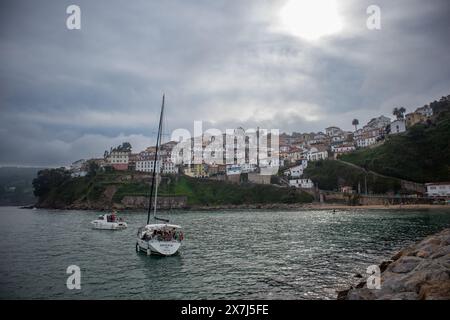 Barca da diporto a Lastres, Asturie, Spagna Foto Stock