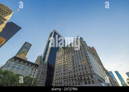 Splendida vista dal basso alla cima dei grattacieli di Manhattan sullo sfondo del cielo blu. STATI UNITI. New York. Foto Stock