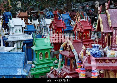 Thailandia, Ayutthaya, questi templi votivi in miniatura sono lasciati in questo luogo sacro dai thailandesi in memoria dei loro parenti morti Foto Stock