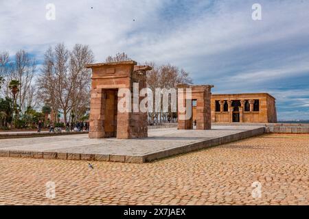 Madrid, Spagna - 16 febbraio 2022: Il Tempio di Debod è un antico tempio egiziano che è stato smantellato e ricostruito nel centro di Madrid, Spagna. Foto Stock
