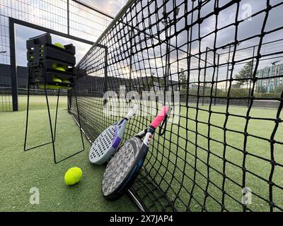 Sfondo di racchetta di padel e palla su erba artificiale nel campo all'aperto. Vista dall'alto. Foto Stock