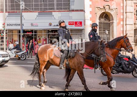 Madrid, Spagna - FEB 16, 2022: Forze di polizia a cavallo spagnole che pattugliano i luoghi turistici di Madrid, Spagna. Foto Stock