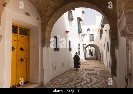 Tunisi, Tunisia. 15 maggio 2024 architettura tradizionale lungo le strette strade di Tunisi Medina, la storica Kasbah è un sito Patrimonio Mondiale dell'Umanita' e po Foto Stock