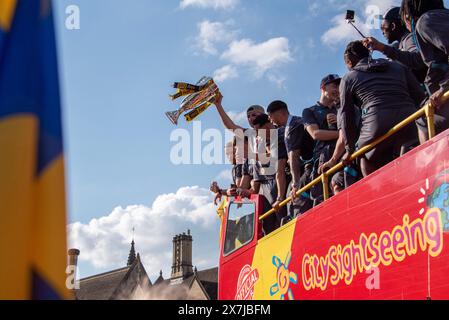 Oxford, 20 maggio 2024. L'Oxford United prende un autobus scoperto per le strade della città per celebrare la vittoria per 2-0 contro il Bolton Wanderers nella finale dei play-off e la promozione al campionato dopo 25 anni. Crediti: Martin Anderson/Alamy Live News Foto Stock