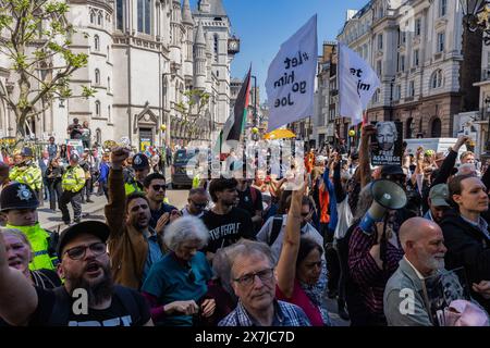 Londra, Regno Unito. 20 maggio 2024. I sostenitori di Julian Assange festeggiano al di fuori della Royal Courts of Justice dopo che due alti giudici della High Court hanno concesso al fondatore di Wikileaks il diritto di contestare la sua estradizione negli Stati Uniti in un'udienza d'appello completa in una data successiva. Crediti: Mark Kerrison/Alamy Live News Foto Stock