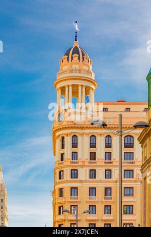 La Gran via è una delle più importanti aree commerciali di Madrid, con un gran numero di hotel e cinema. Foto Stock
