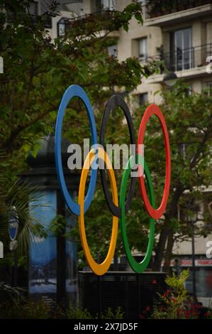 Parigi, Francia. 17 maggio 2024. Illustrazione degli anelli olimpici di Parigi, in Francia, il 17 maggio 2024, pochi mesi prima dei Giochi Olimpici di Parigi del 2024. Foto di Karim Ait Adjedjou/ABACAPRESS. COM credito: Abaca Press/Alamy Live News Foto Stock