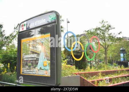 Parigi, Francia. 17 maggio 2024. Illustrazione degli anelli olimpici di Parigi, in Francia, il 17 maggio 2024, pochi mesi prima dei Giochi Olimpici di Parigi del 2024. Foto di Karim Ait Adjedjou/ABACAPRESS. COM credito: Abaca Press/Alamy Live News Foto Stock