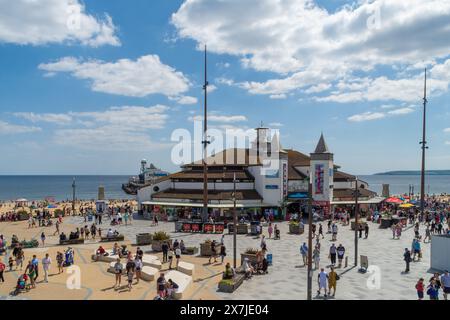 Pier Approach, Bournemouth, Regno Unito - 21 maggio 2023: Folla di persone intorno alla sala giochi Bournemouth Pier. Foto Stock