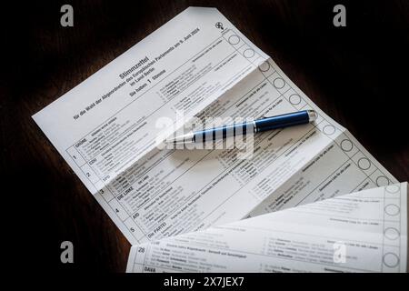 Stimmzettel, Wahlzettel zur Europawahl 2024 in Deutschland *** Ballot paper, Ballot paper per le elezioni europee del 2024 in Germania Foto Stock