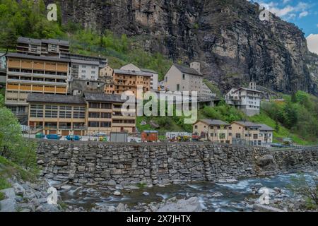 Piccolo villaggio nella valle del fiume Diveria a Gondo in Svizzera 05 10 2024 Foto Stock