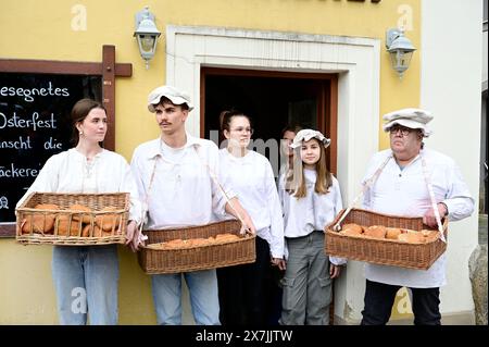 Im Bild: Bäckermeister Michael Tschirch mit Familie vor seiner Filiale "Jesus-Bäcker". Görlitzer Kreuzweg am Karfreitag. Karfreitagsprozession mit Gen Foto Stock