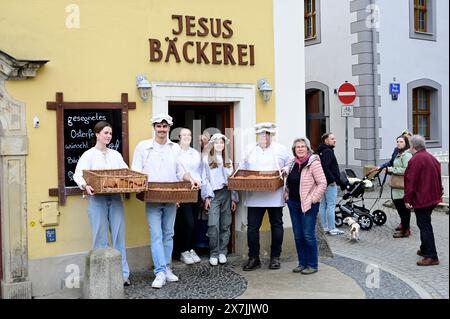 Im Bild: Bäckermeister Michael Tschirch mit Familie, rechts schwester Evekine Mühle, vor seiner Filiale 'Jesus-Bäcker'. Görlitzer Kreuzweg am Karfreit Foto Stock