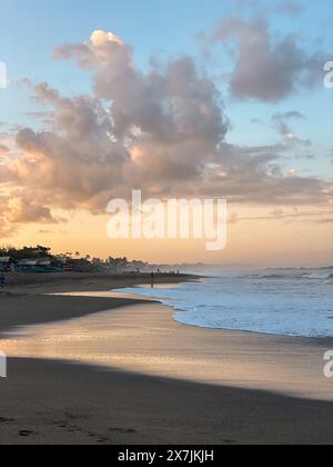Splendida alba con nuvole rosa sulla spiaggia, Bali, Indonesia Foto Stock