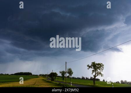 Unwetter am Triebenberg bei Dresden Ein starkes Gewitter zog am Nachmittag über Dresden hinweg. Dresda Sachsen Deutschland *** temporale sul Triebenberg vicino a Dresda Un forte temporale passò sopra Dresda nel pomeriggio Dresda Sassonia Germania Foto Stock