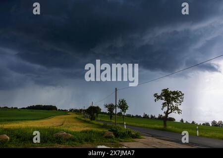 Unwetter am Triebenberg bei Dresden Ein starkes Gewitter zog am Nachmittag über Dresden hinweg. Dresda Sachsen Deutschland *** temporale sul Triebenberg vicino a Dresda Un forte temporale passò sopra Dresda nel pomeriggio Dresda Sassonia Germania Foto Stock