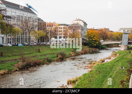 Una vista pittoresca del fiume Sihl a Zurigo, in Svizzera, con un ponte in lontananza e il fogliame autunnale lungo le rive Foto Stock