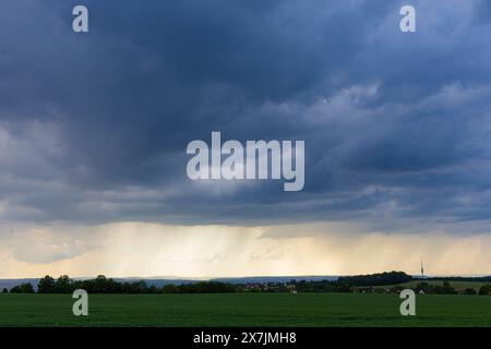 Unwetter am Triebenberg bei Dresden Ein starkes Gewitter zog am Nachmittag über Dresden hinweg. Dresda Sachsen Deutschland *** temporale sul Triebenberg vicino a Dresda Un forte temporale passò sopra Dresda nel pomeriggio Dresda Sassonia Germania Foto Stock