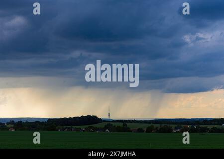 Unwetter am Triebenberg bei Dresden Ein starkes Gewitter zog am Nachmittag über Dresden hinweg. Dresda Sachsen Deutschland *** temporale sul Triebenberg vicino a Dresda Un forte temporale passò sopra Dresda nel pomeriggio Dresda Sassonia Germania Foto Stock