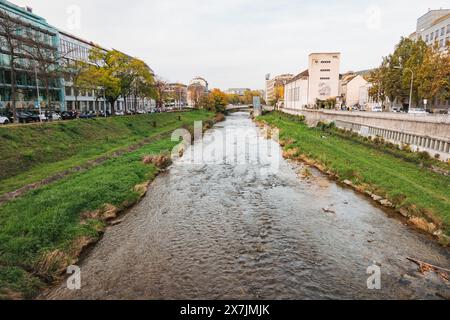 Una vista pittoresca del fiume Sihl a Zurigo, in Svizzera, con un ponte in lontananza e il fogliame autunnale lungo le rive Foto Stock