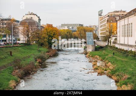 Una vista pittoresca del fiume Sihl a Zurigo, in Svizzera, con un ponte in lontananza e il fogliame autunnale lungo le rive Foto Stock