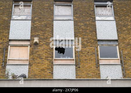 Finestre rotte e a bordo dell'edificio chiuso, High Street, Strood, Kent, Regno Unito. 23 aprile 2024 Foto Stock