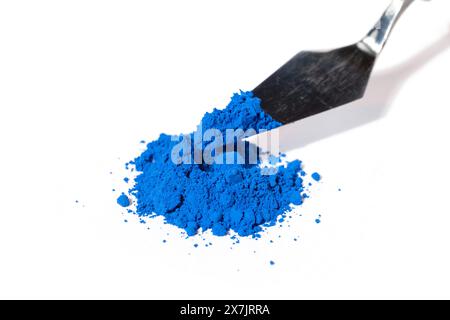 pigmento blu ultramarino, vernice naturale asciutta su sfondo bianco, macro Foto Stock