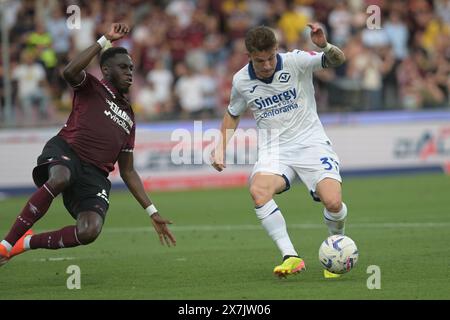 Salerno, Italia, 20 maggio 2024 i Charlys dell'Hellas Verona FC competono per il ballo con la Junior Sambia della US Salernitana 1919 durante la partita di serie A tra US Salernitana 1919 vs Hellas Verona FC crediti: Agostino Gemito/ Alamy Live News Foto Stock