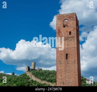 Antico castello di Monte Urbino sul colle Noli Foto Stock