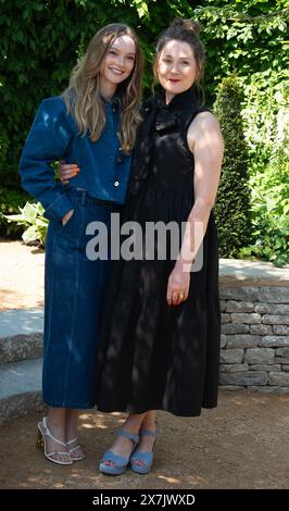 Chelsea, Londra, Regno Unito. 20 maggio 2024. Ruth Gemmell (R) e Hannah Dodd, star della serie di successo Netflix Bridgerton ispirata al personaggio principale dello show, Penelope Featherington, si riuniscono al Bridgerton Garden all'RHS Chelsea Flower Show nel giardino di Londra. Crediti: Maureen McLean/Alamy Live News Foto Stock