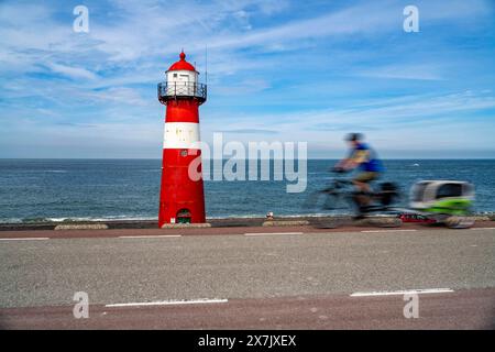 Nordseedeich bei Westkapelle, Leuchtturm Westkapelle Laag, Radfahrer auf dem Radweg Zeeuwse Wind Route, Anhänger für Hunde, Provinz Zeeland, Halbinsel Walcheren, Niederlande, Radweg am Meer *** Diga del Mare del Nord nei pressi di Westkapelle, faro di Westkapelle Laag, ciclisti sulla pista ciclabile della Zeeuwse Wind Route, rimorchio per cani, provincia della Zelanda, penisola di Walcheren, Paesi Bassi, pista ciclabile in riva al mare Foto Stock