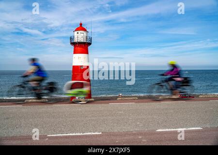 Nordseedeich bei Westkapelle, Leuchtturm Westkapelle Laag, Radfahrer auf dem Radweg Zeeuwse Wind Route, Anhänger für Hunde, Provinz Zeeland, Halbinsel Walcheren, Niederlande, Radweg am Meer *** Diga del Mare del Nord nei pressi di Westkapelle, faro di Westkapelle Laag, ciclisti sulla pista ciclabile della Zeeuwse Wind Route, rimorchio per cani, provincia della Zelanda, penisola di Walcheren, Paesi Bassi, pista ciclabile in riva al mare Foto Stock